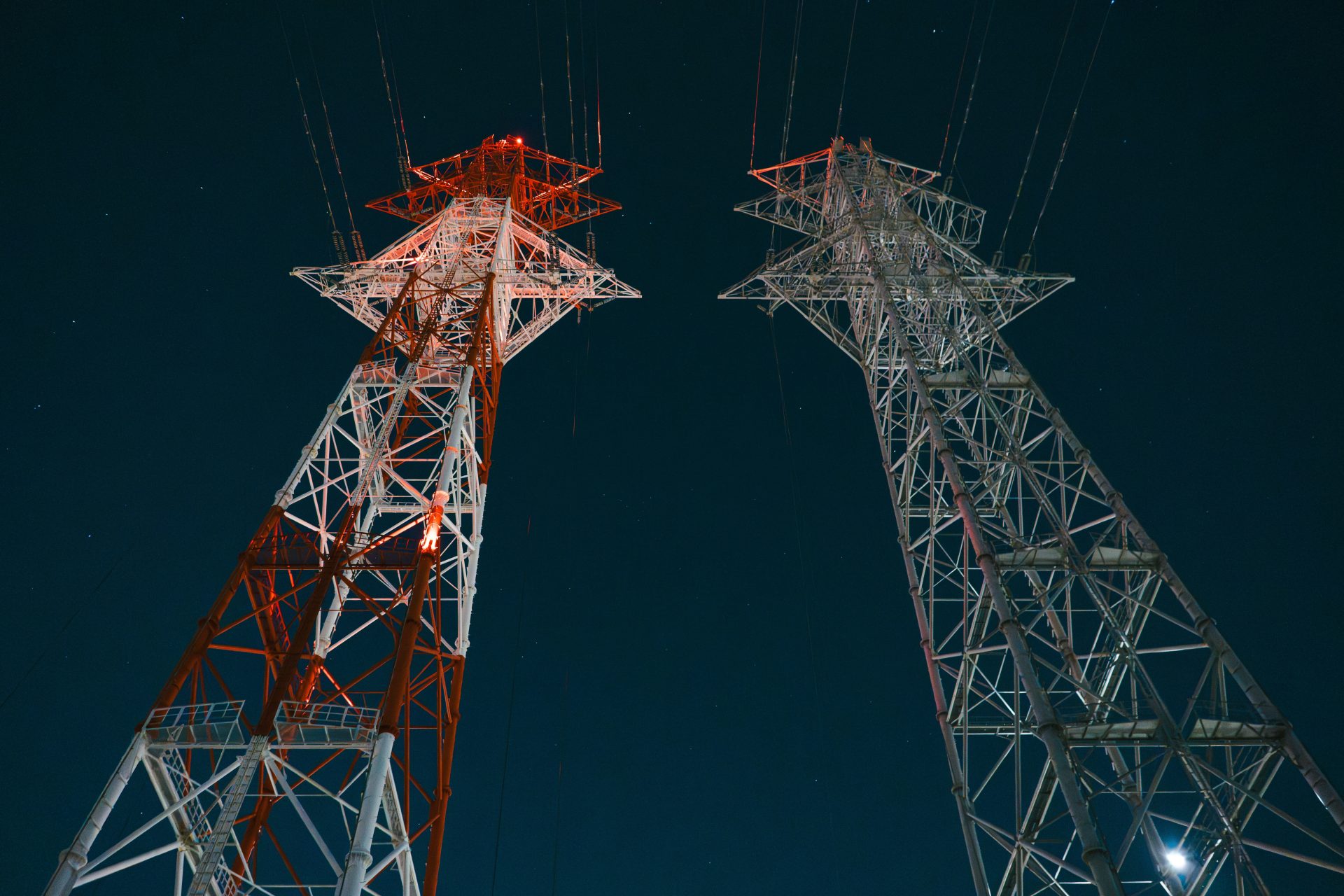 Un par de altas torres de metal sentados uno al lado del otro