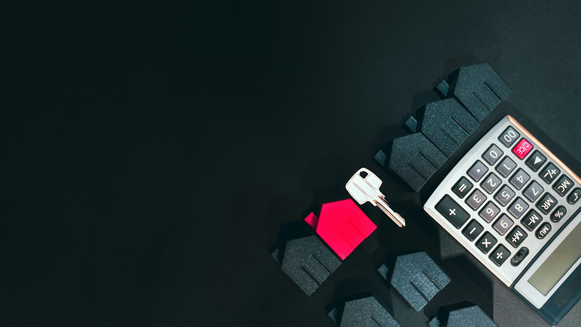 Un teléfono celular sobre un teclado.